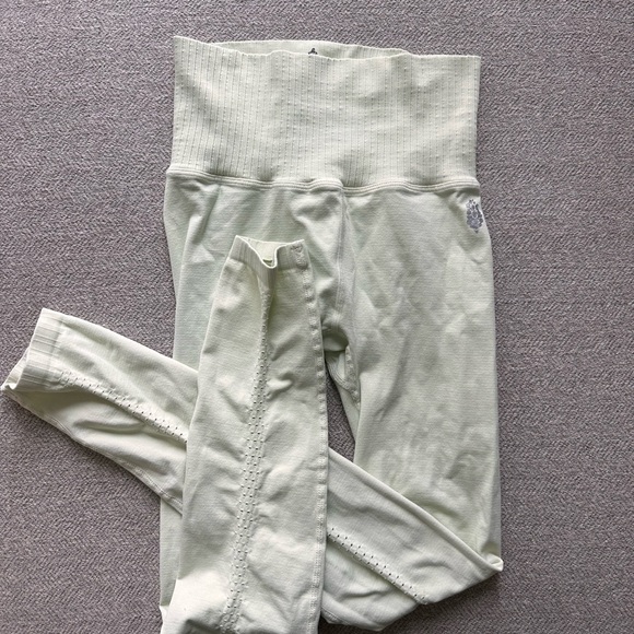 High-Waisted Ribbed Leggings - Picture 2 of 3